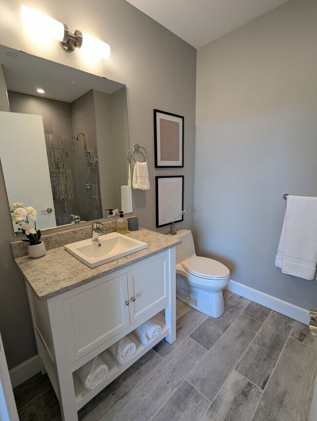 Building Photo - Gorgeous 2 Bedroom 2 Bathroom Downtown Condo with Epic Views and Free Parking