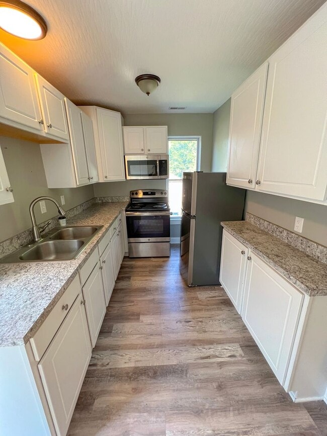 Building Photo - Modernized 2nd Floor Apartment in Franklin...