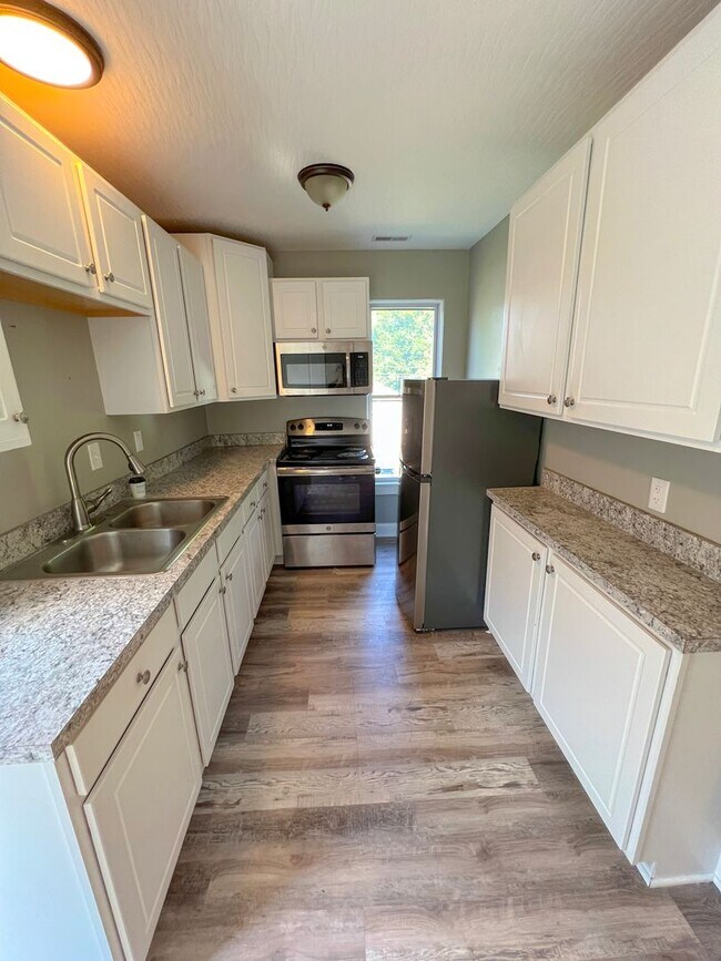 Building Photo - Modernized 2nd Floor Apartment in Franklinton – Your Urban Oasis Awaits!