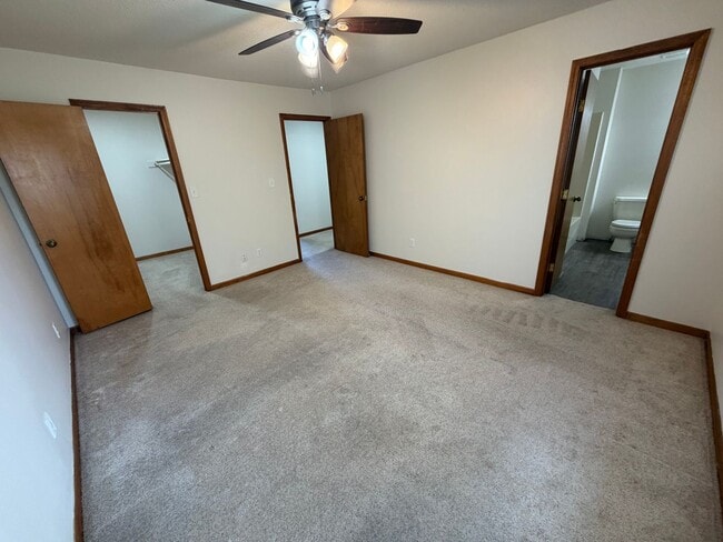 Building Photo - Lakefront 2 bed 2.5 bath townhouse!