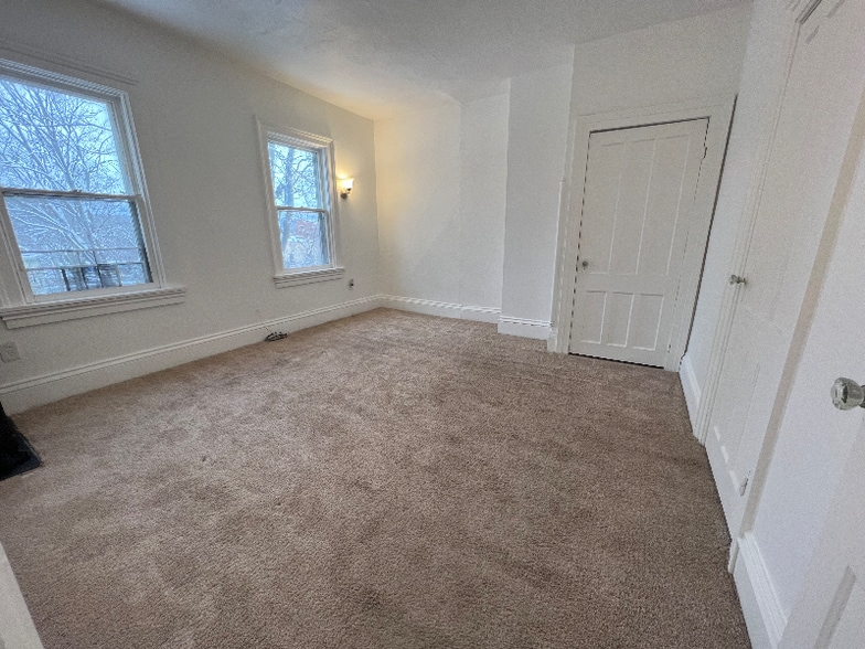 Building Photo - 194 Main St