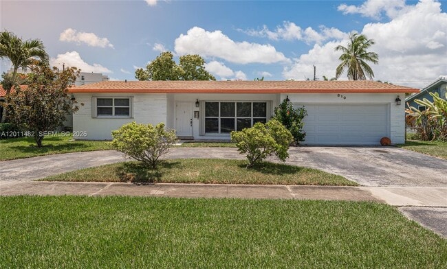 Building Photo - 810 S Rainbow Dr