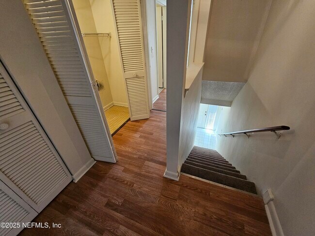 Building Photo - 1307 River Hills Cir E