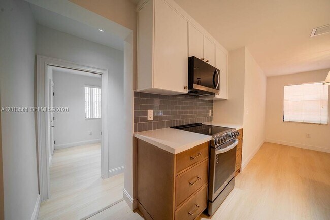 Building Photo - 1550 S Greenway Dr