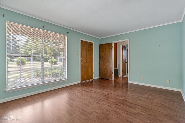 Building Photo - 3 Bedroom 2 bath Brick Home!