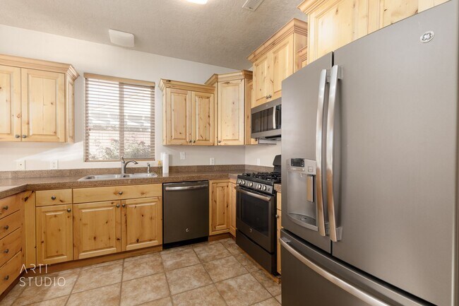 Building Photo - Shadow Mountain 3-Bedroom, 2-Bathroom Home...