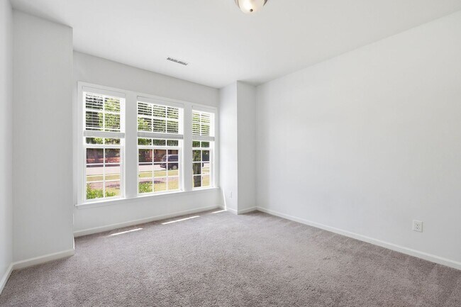 Building Photo - Modern 4BR Townhome with Washer/Dryer & Pet-Friendly Living in Morrisville!