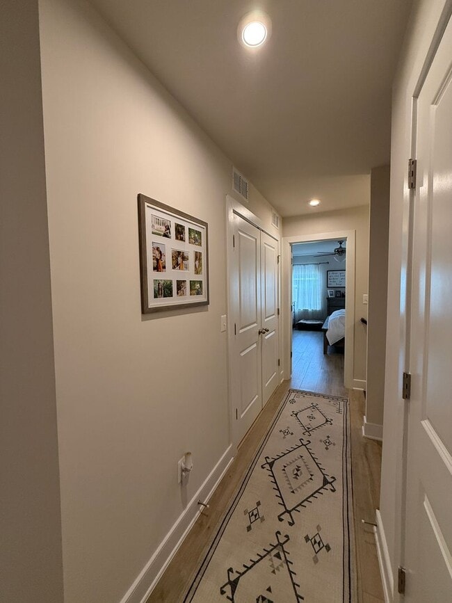 Building Photo - Gorgeous Potomac Shores End Unit Townhome