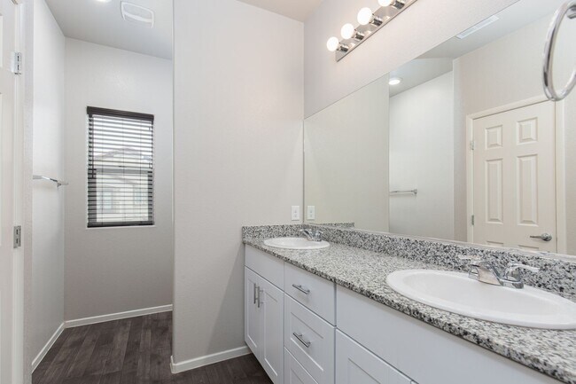 Building Photo - Newer three bedroom unit in gated communit...
