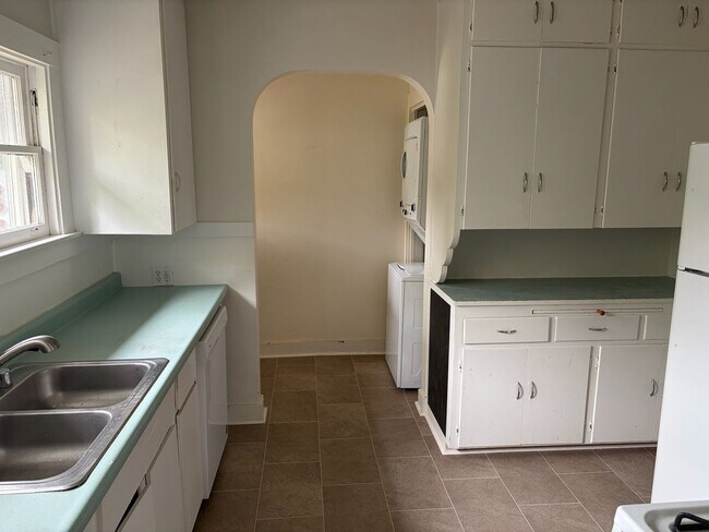 Building Photo - Terrific Fairfax Location**Washer/Dryer**Yard**Storage**Parking**