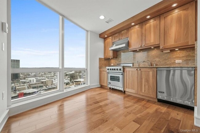 Building Photo - 5 Renaissance Square