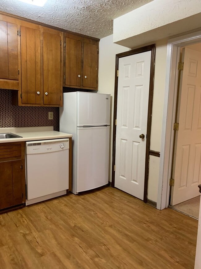 Building Photo - 1 Bedroom condo- Steps away from UGA! Available early August 2026