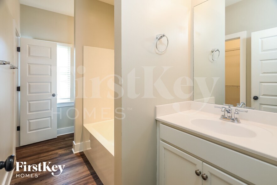 Building Photo - 1380 Woodridge Pl