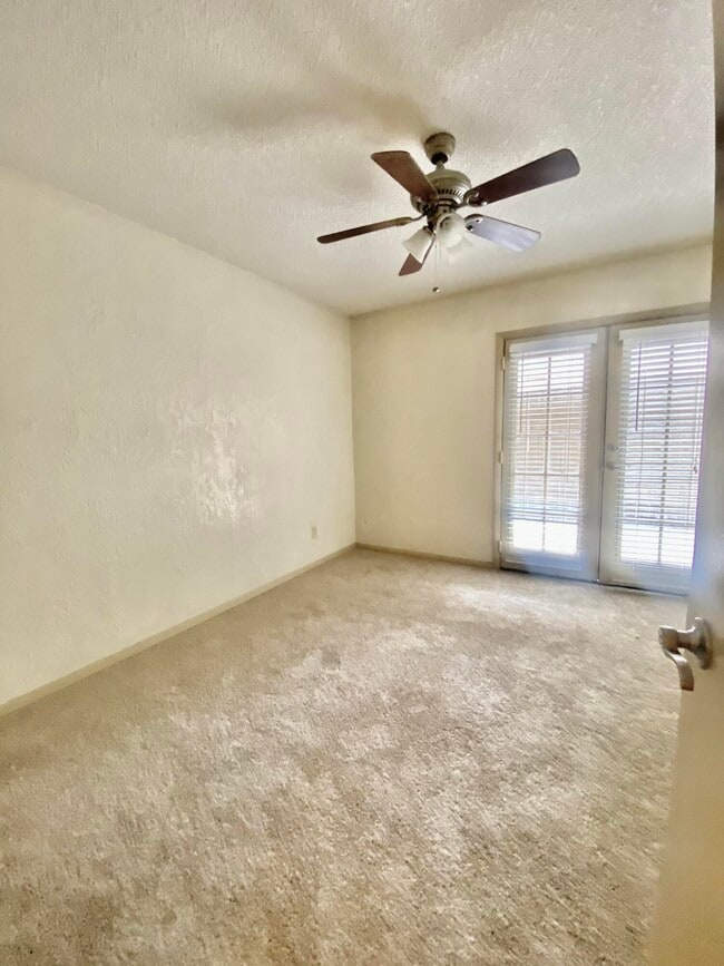 Building Photo - 4433 N Stanton St