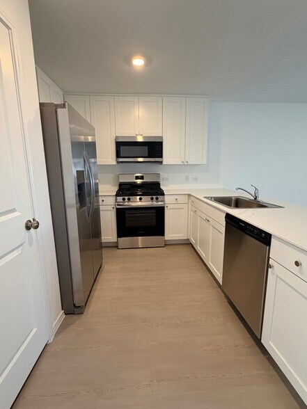 Building Photo - 208 Skyfire St