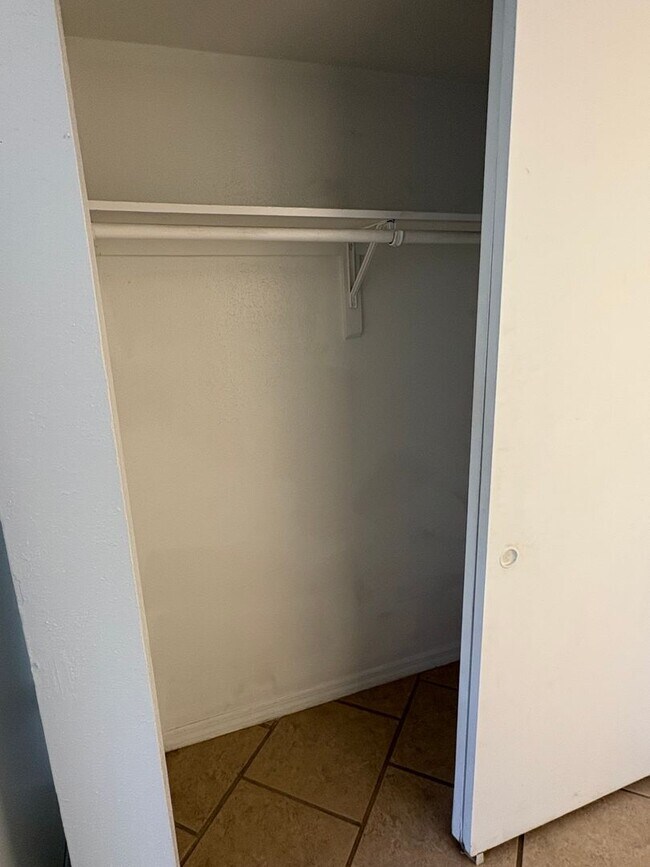 Building Photo - 1/1 Condo for Rent in Fort Myers