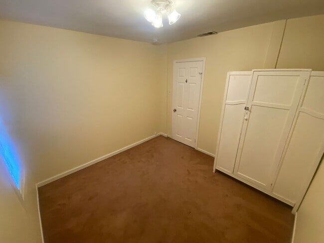 Building Photo - Advent - Gorgeous 5 Bedroom Home With Front/Backyard, Driveway & Washer/Dryer!