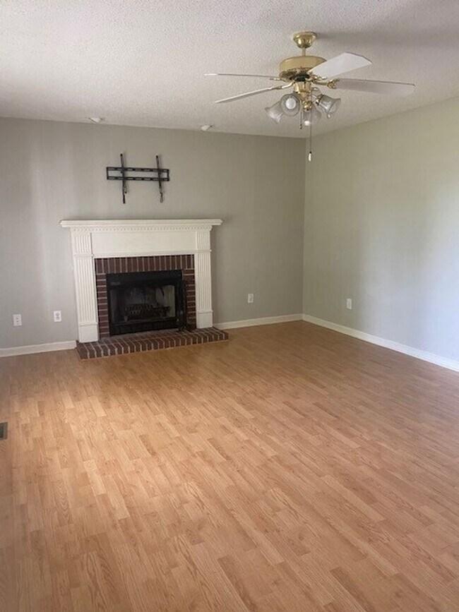 Building Photo - 105 Labonte Dr