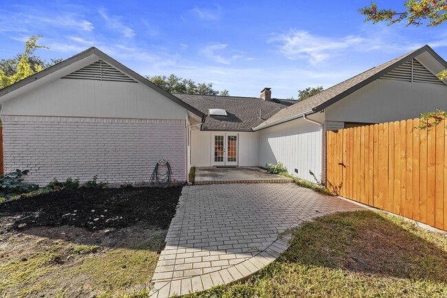 Building Photo - Elegant Prestonwood home with fenced yard ...