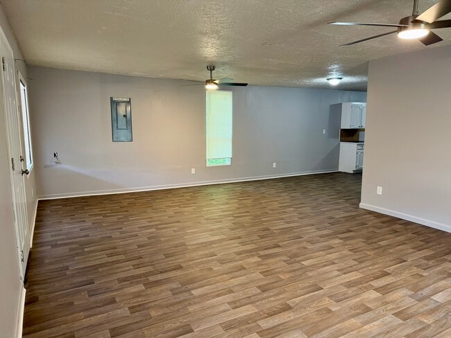 Building Photo - 724 Searcy Ave