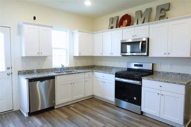 Building Photo - 402 Plateau St