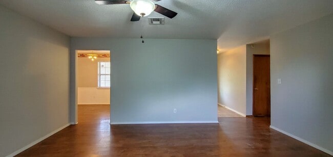 Building Photo - 3 Bedroom 1.5 Bath with Garage