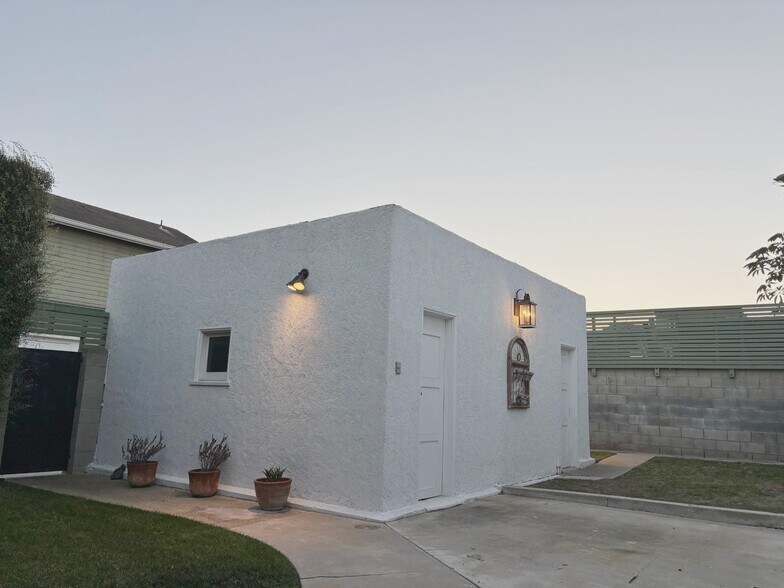 Building Photo - 559 W 39th St