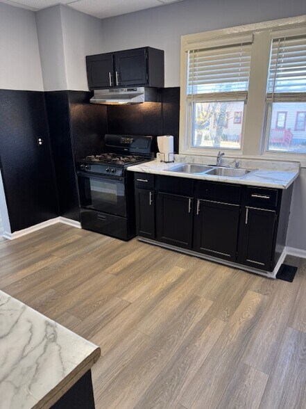 Building Photo - 482 Stella St