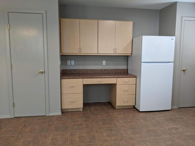 Building Photo - 4105 N Montezuma Ave