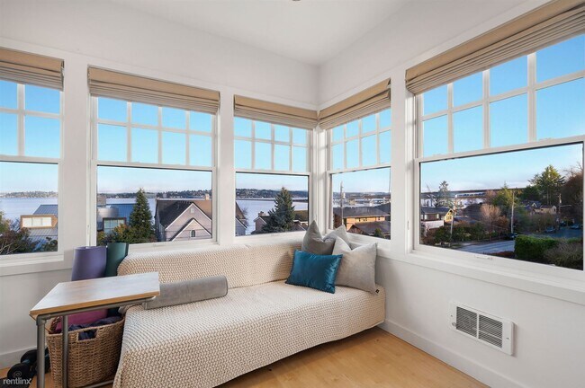 Building Photo - 5 br, 3.5 bath House - 903 Lakeside Avenue...