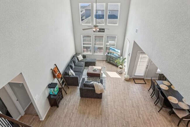 Building Photo - Spacious 1.5 Story Home with a Versatile Floorplan