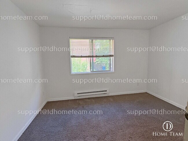 Building Photo - "Charming 2-Bedroom Townhouse Retreat in Seattle – 860 Sq Ft of Urban Comfort!"