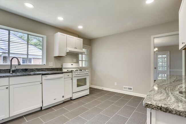 Building Photo - One Level Living -- 5bed / 3bath - Chevy Chase