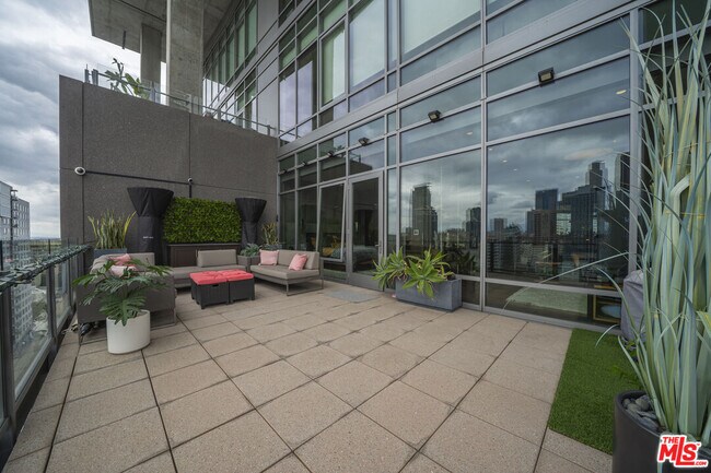 Building Photo - 1100 S Hope St