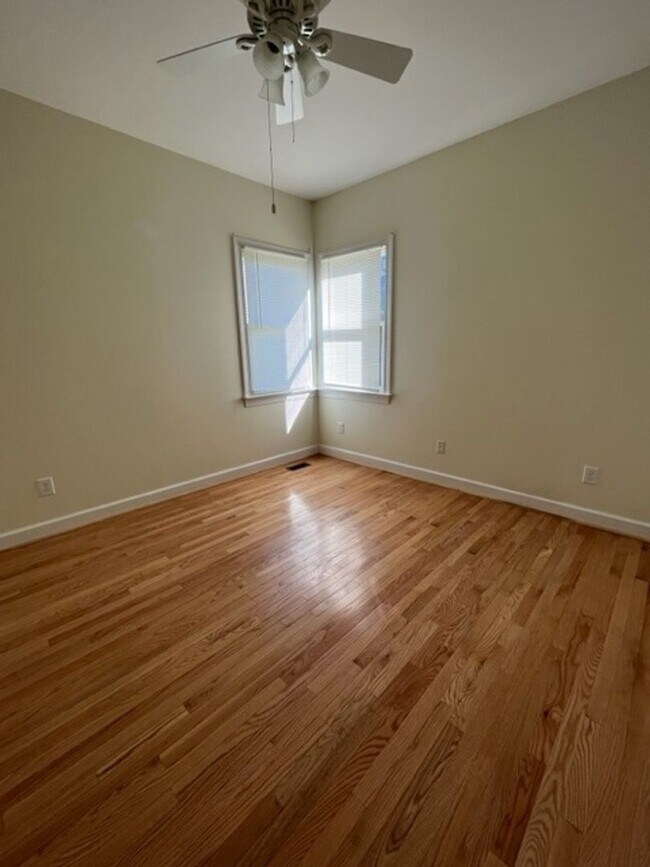 Building Photo - Gorgeous, updated 4 bedroom 2 bathroom hom...