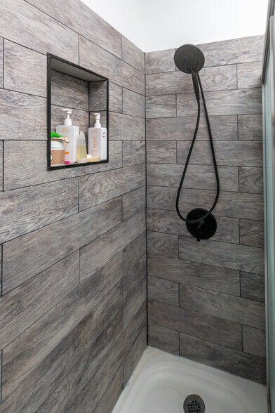Guest Bathroom - 27222 Plumwood Ave