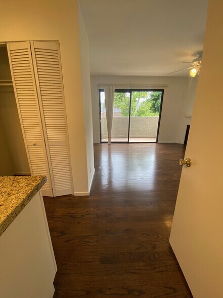 Entrance to main bedroom upstairs - 10330 Riverside Dr