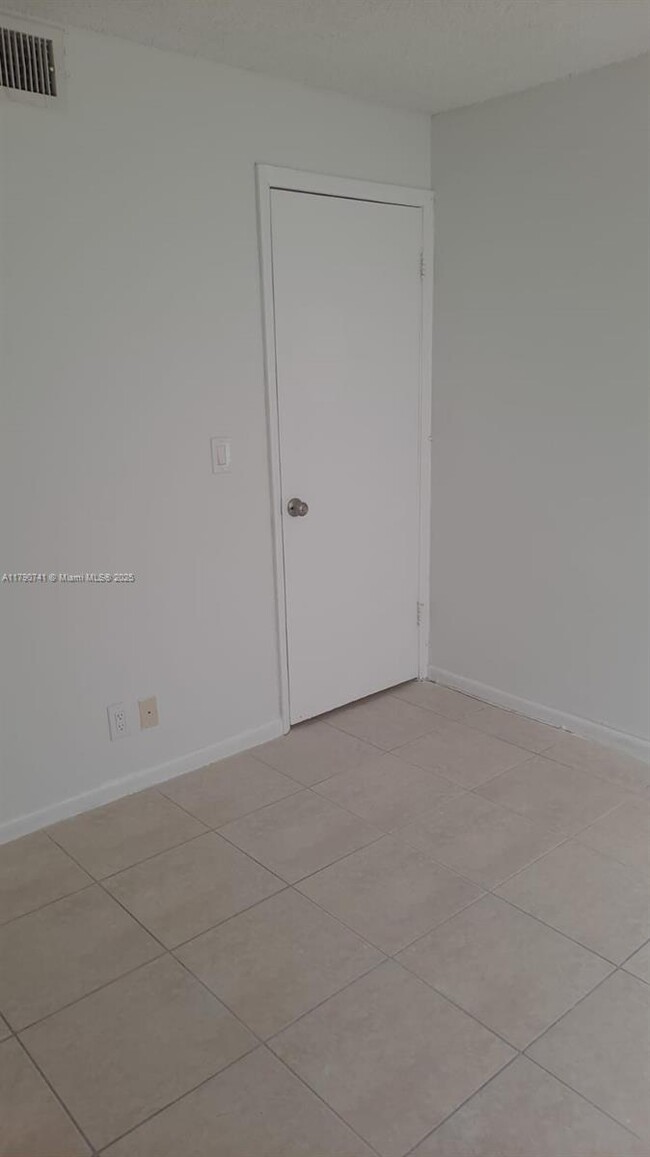 Building Photo - 2544 Riverside Dr