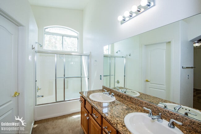 Building Photo - Beautiful Two-Story 3Bdm 2.5Ba Rowhome Nestled in Henderson!