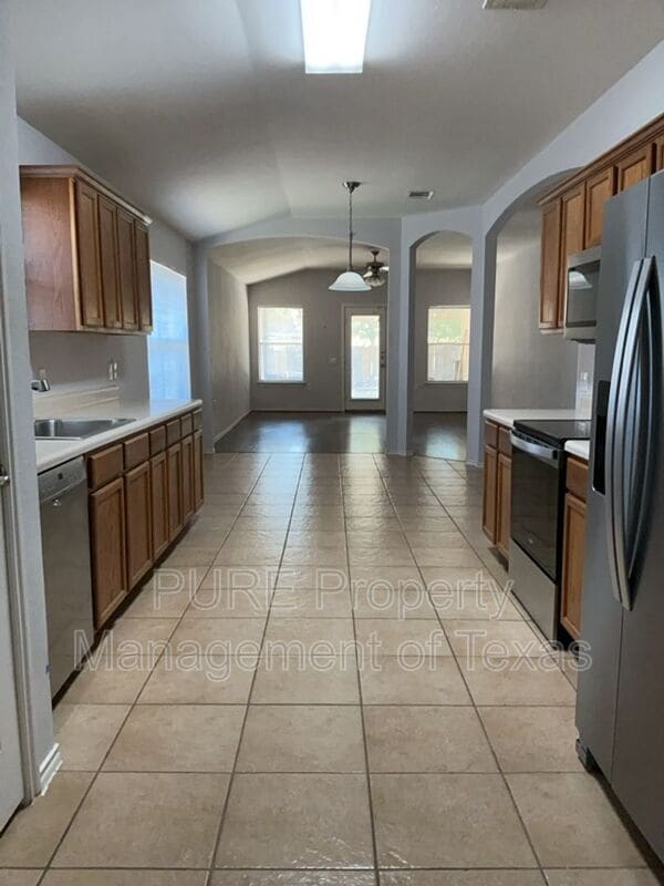 Building Photo - 9005 Sun Shower Bend