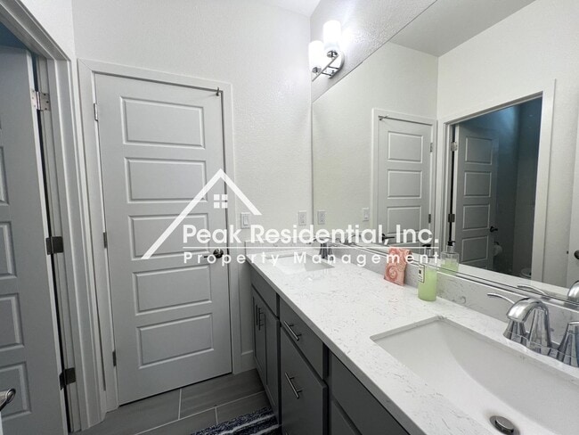 Building Photo - Updated Elk Grove 3bd/2.5ba Home with 2 Ca...