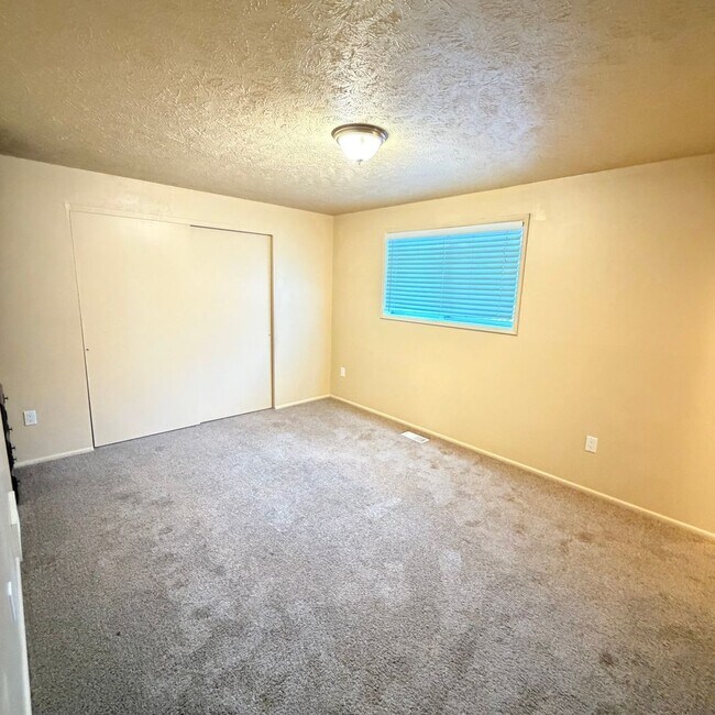 Building Photo - 906 Summit Dr