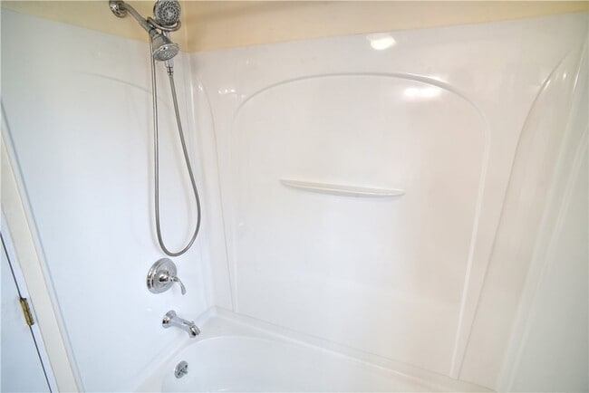 Building Photo - 2331 Edgemere Dr