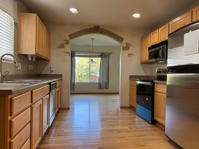 Building Photo - Beautiful 3 beds, 2.5 baths 6 minutes to V...