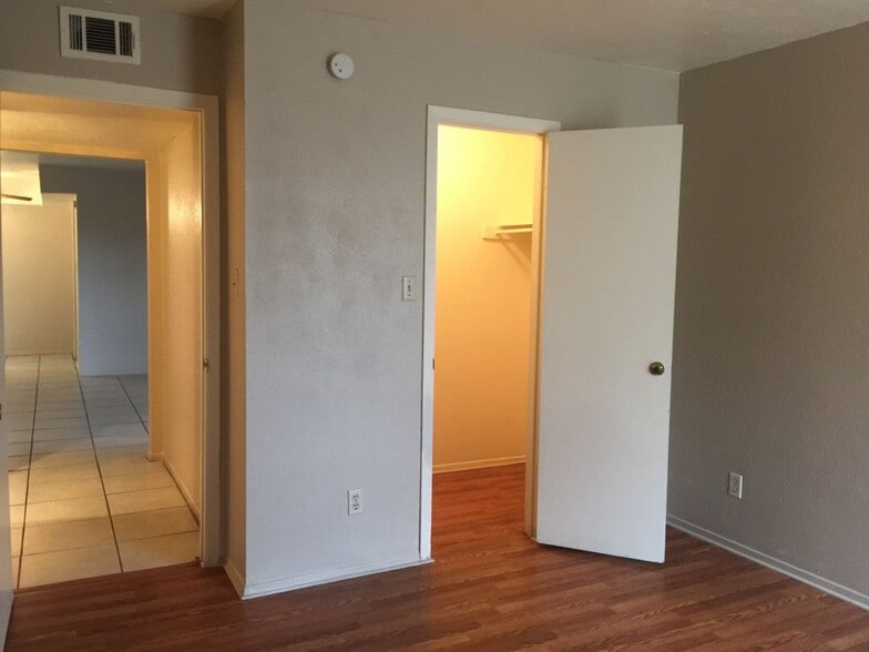 Building Photo - 1620 N Wilmot Rd