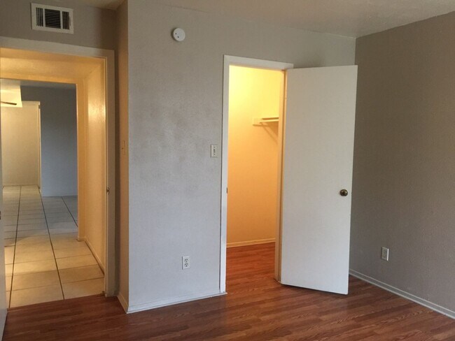 Building Photo - 1620 N Wilmot Rd