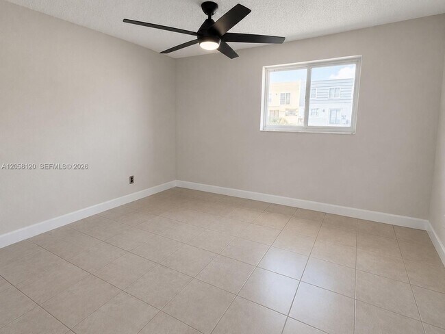 Building Photo - 932 W 80th Pl