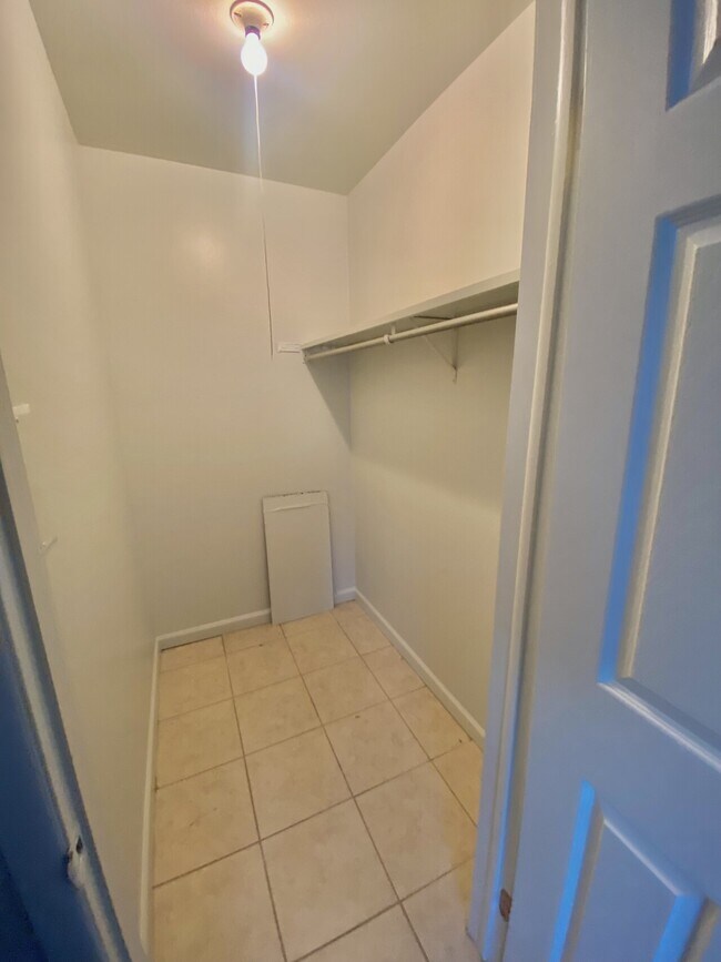 Building Photo - Clinton Condo 36A