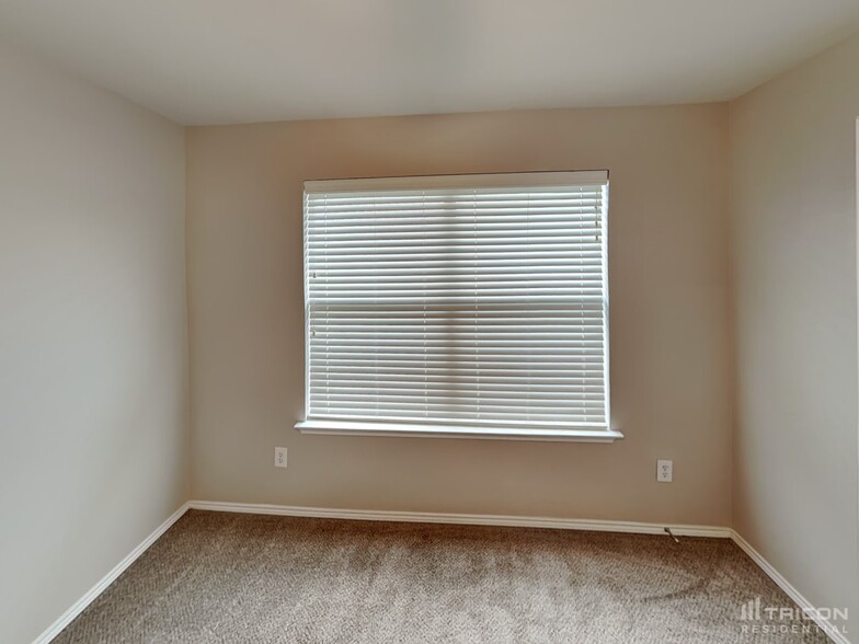 Building Photo - 204 Blue Roan Dr