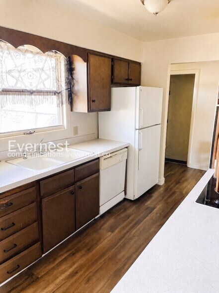Building Photo - 928 Timber Ln